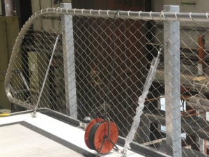 Verwerking van RVS staalkabelnetten in hekwerken rondom helikopterdekken