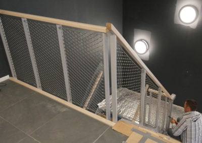 Balustrade trap voorzien van RVS randkabels en RVS staalkabelnetten