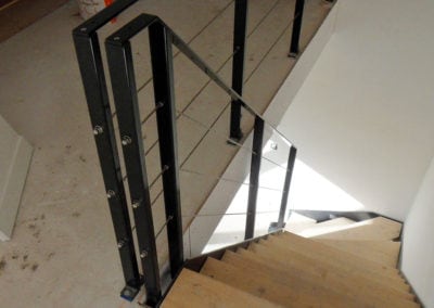 RVS staalkabels verwerkt als railingkabels in trap hekwerk