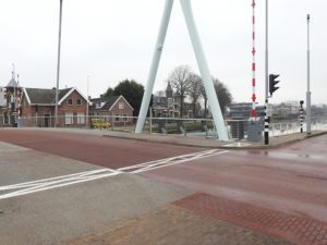 Afbeelding transparante en veilige reling van RVS staalkabels verwerkt in Stationsbrug Franeker