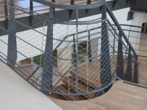 Ronde vormen in RVS staalkabelnetten trappen Hoofdkantoor Alliander