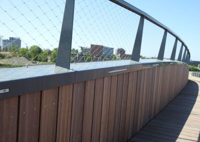 Brug over de Rotterdamse Baan naar pretpark Drievliet